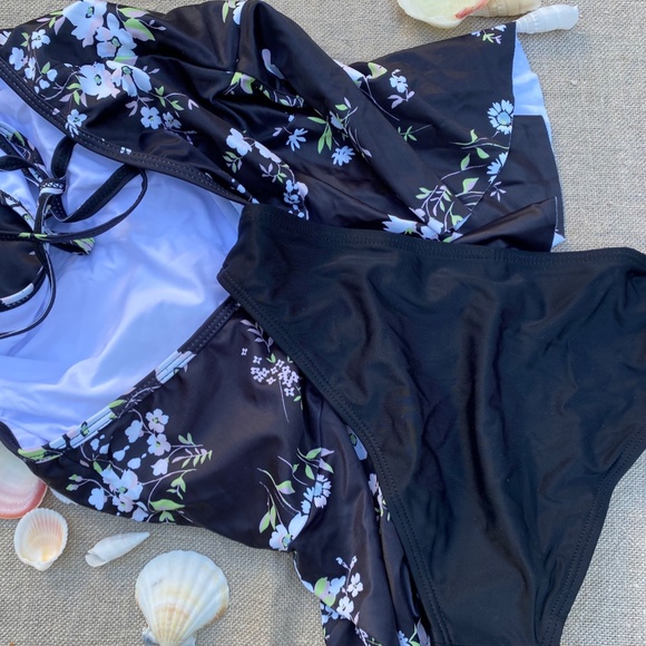 Sweet Floral print Halter Tankini with Peplum Black Bottoms - Picture 13 of 16